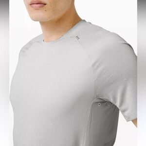 Lululemon Mens Fresh Form Workout Shirt Short Sleeve Small